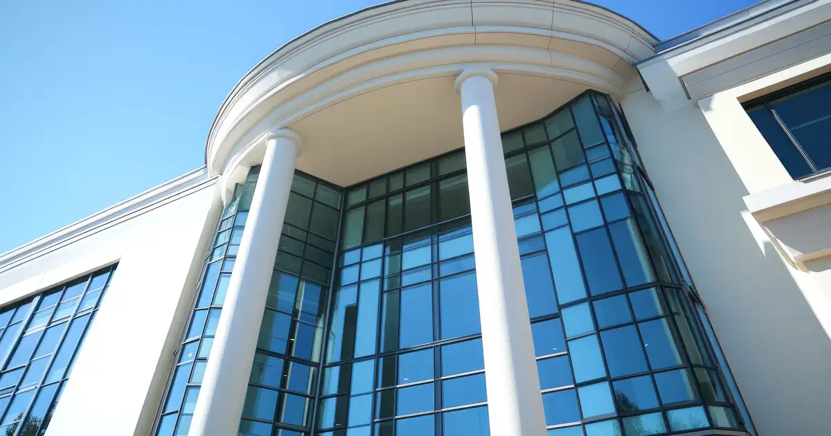 Edifício corporativo moderno representando os 4 pilares estruturais da holding familiar