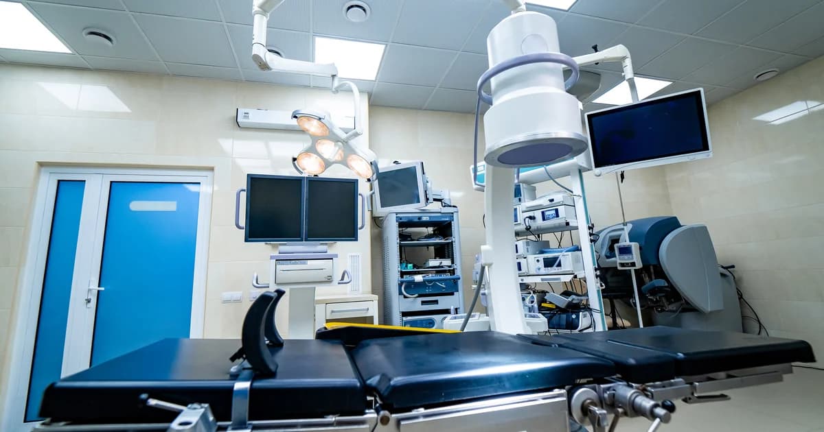 Centro cirúrgico moderno representando a estrutura hospitalar exigida para equiparação no Lucro Presumido