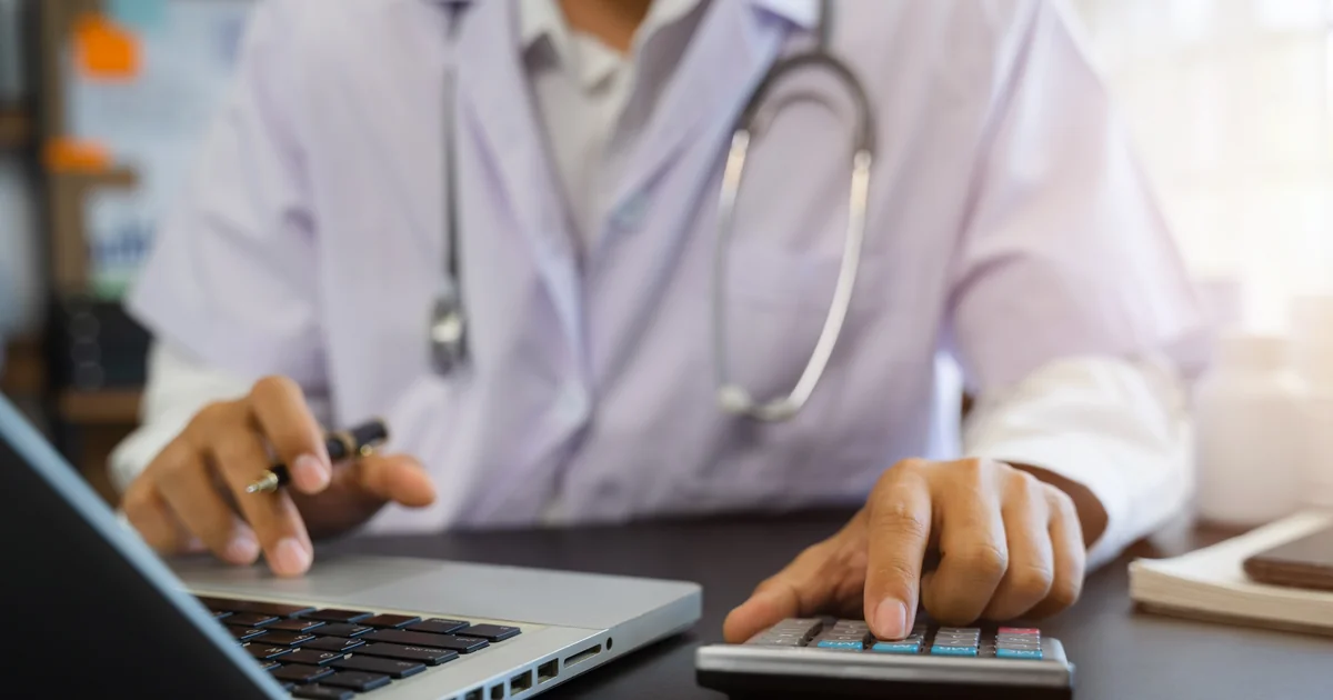 Profissional de saúde analisando documentos tributários representando a Reforma Tributária para PJ médica em 2026