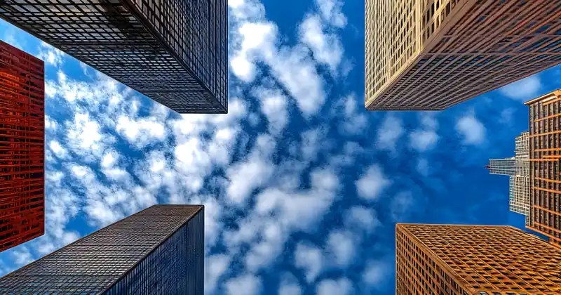 Diferentes tipos de edifícios representando os tipos de holding familiar — patrimonial, mista e rural