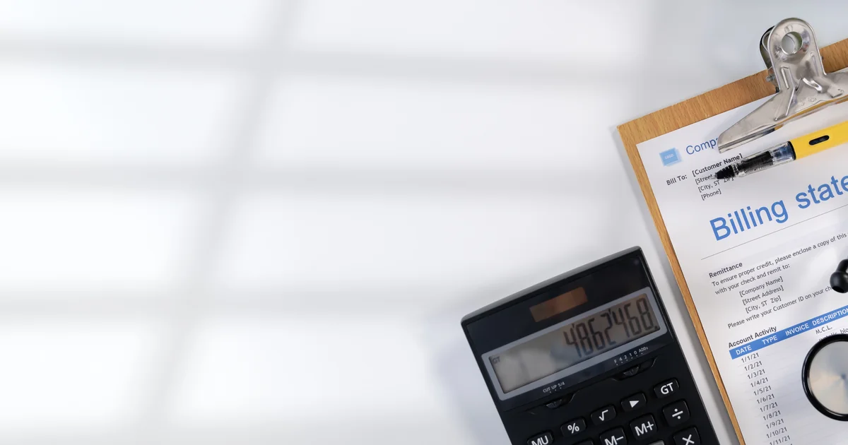 Calculadora ao lado de notas fiscais hospitalares ilustrando o cálculo de créditos não-cumulativos de IBS e CBS para clínicas